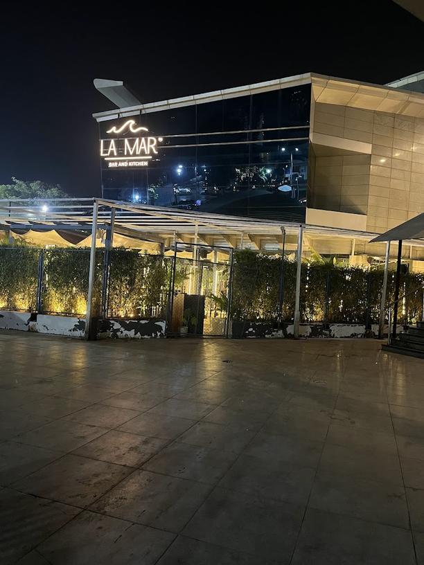 La Mar Bar & Kitchen outdoor seating with greenery